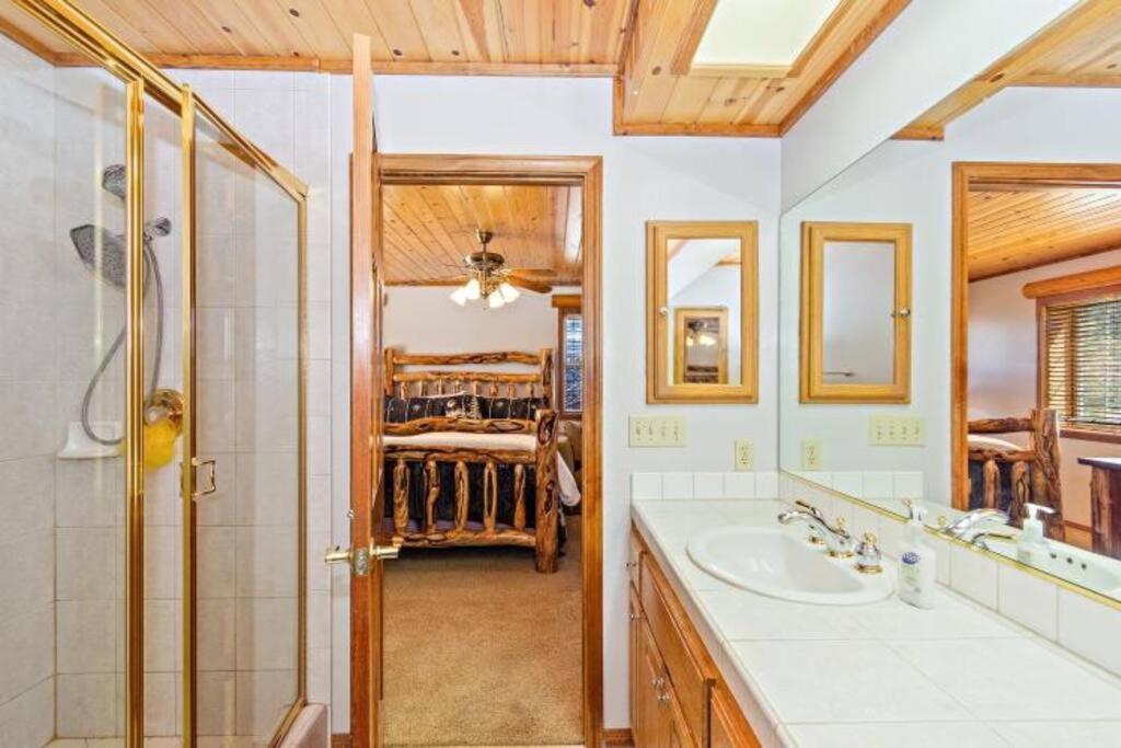 Custom Single Story Cabin With Jacuzzi Pool Table & Big Game Room With Arcade Games Lac Big Bear Extérieur photo